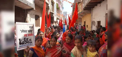 delhi  amid threats  over 5 000 almond workers in karawal nagar protest for fair wages