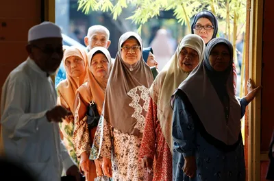 malaysians vote in 14th general election  spam calls hit leaders  phones