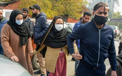 hyderpora encounter  j k police forcibly remove families of civilians from protest site