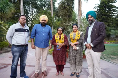 chandigarh  bjp loses majority in municipal corp as 2 aap turncoats return to india