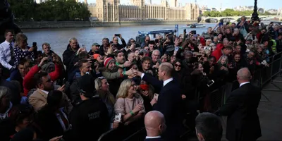 a long queue with solemnity  but also camaraderie  to bid goodbye to queen elizabeth