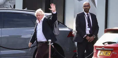 boris johnson returns to uk in bid for rapid political comeback