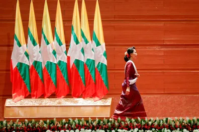 myanmar leader suu kyi departs for genocide hearings amid fanfare at home