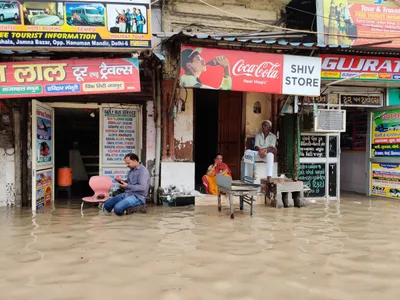 in photos  as yamuna overflows  some delhi residents forced to relocate to temporary shelters