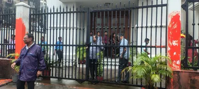 men wearing saffron throw paint at anandabazar patrika office  hc declines urgent relief to journalists