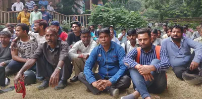 jnu  striking sanitation workers demand bonus  protest  exploitative  conditions