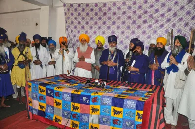 after rumours they were leaving  nihang group decides to stay at singhu border protest