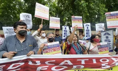 on non payment of salaries  teachers from 12 du colleges claim  broken promises  from kejriwal