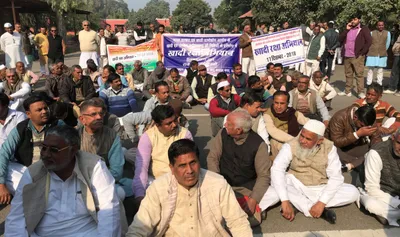 khadi workers on ‘satyagraha’ against government neglect