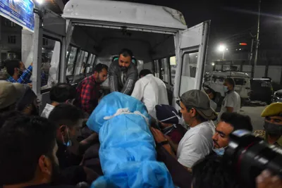 kashmir  three civilians shot dead by terrorists in one evening  including srinagar s top chemist